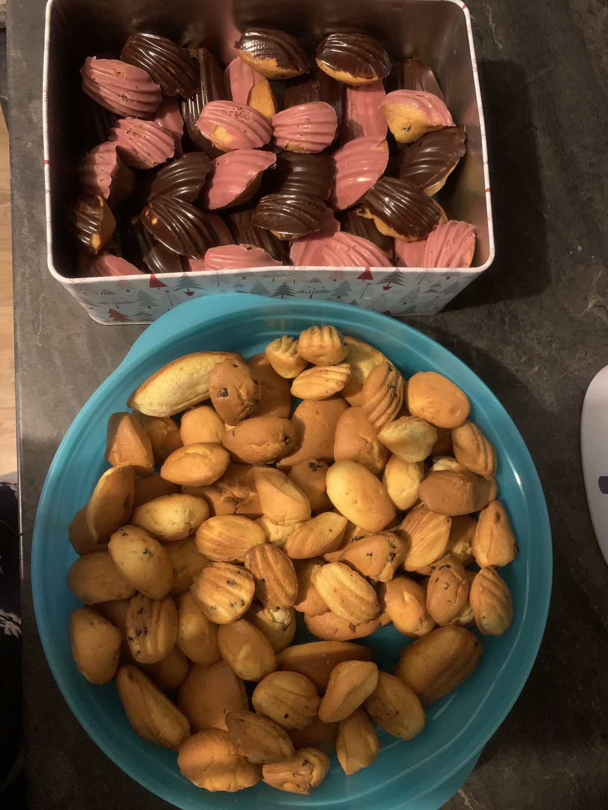 Assortiment de biscuits glacés et madeleines faits maison