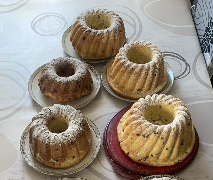 Cinq kougelhopfs faits maison saupoudrés de sucre glace