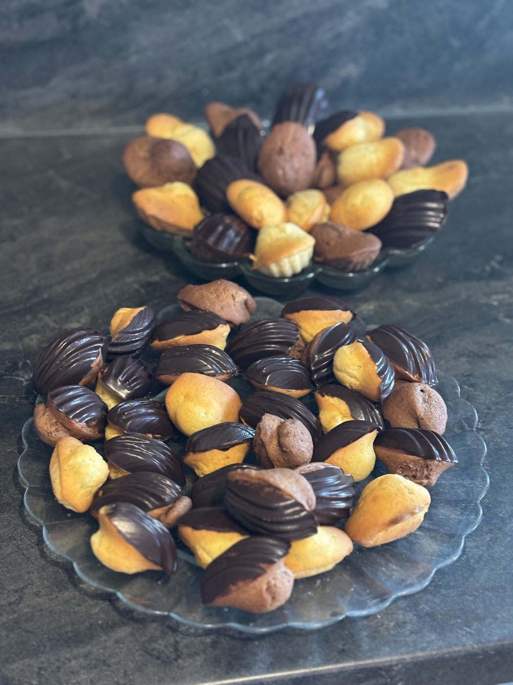 Assiettes de mini madeleines nature et enrobées de chocolat noir