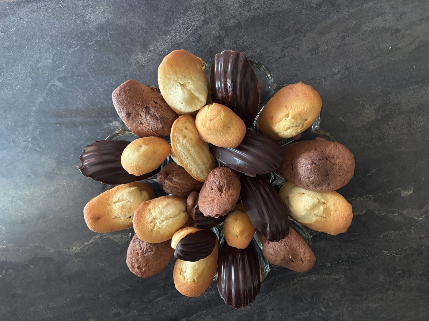 Plateau de madeleines nature, chocolat et coques croquantes en chocolat