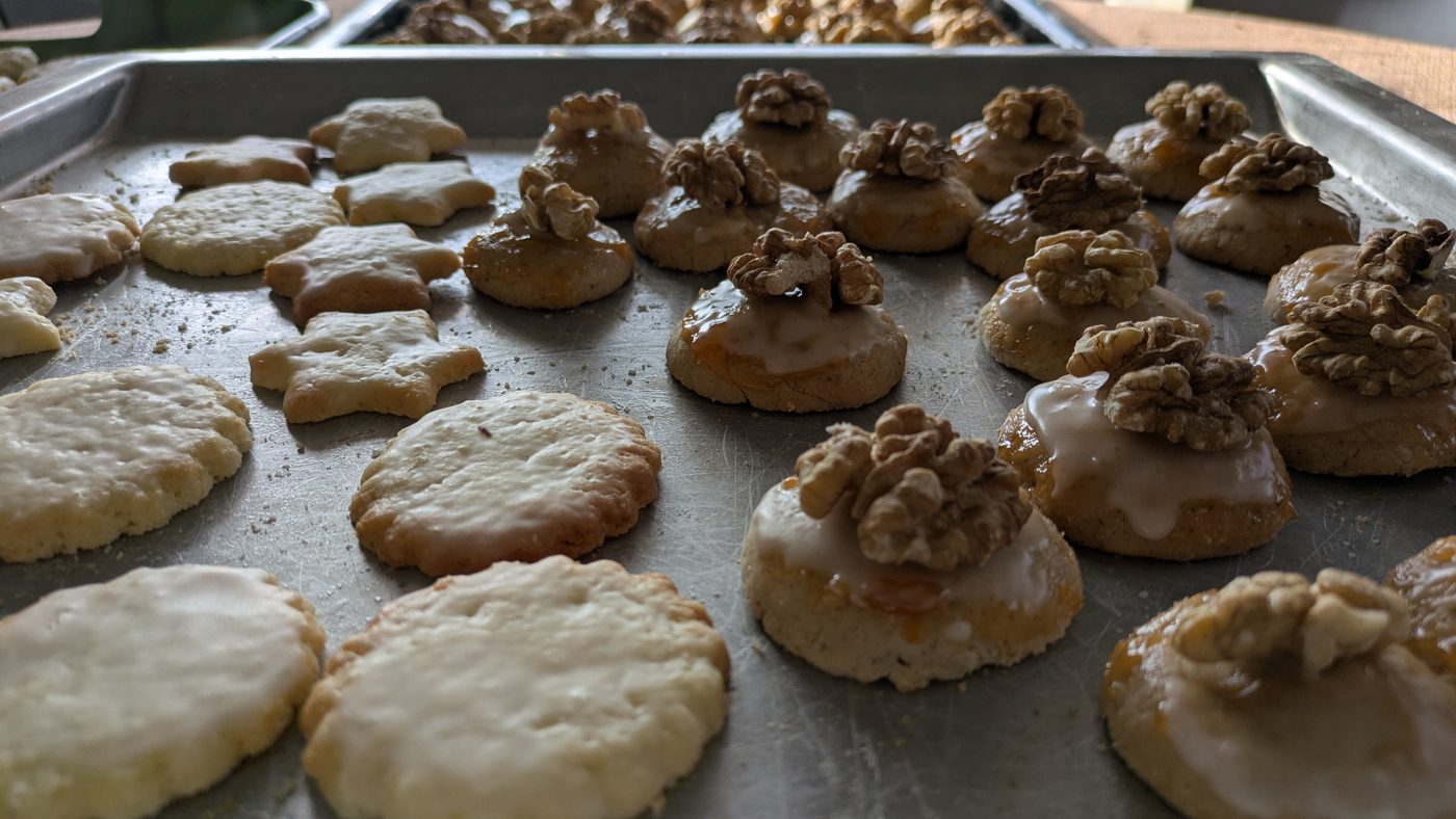 Sablés alsaciens faits maison, glacés et décorés de cerneaux de noix